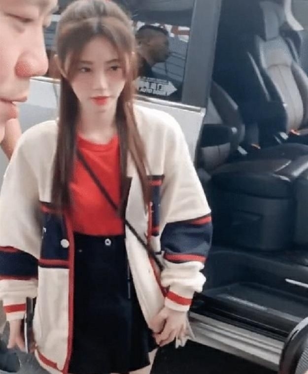 「女明星」鞠婧祎刚下车就被抓拍?当离开10级美颜之后,才知道啥叫女明星