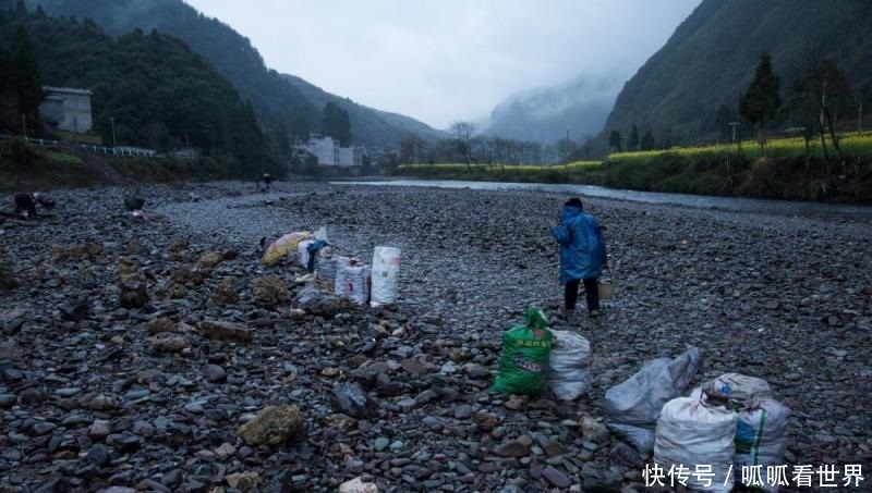 老人河滩日捡“宝石”3百斤, 每斤3毛