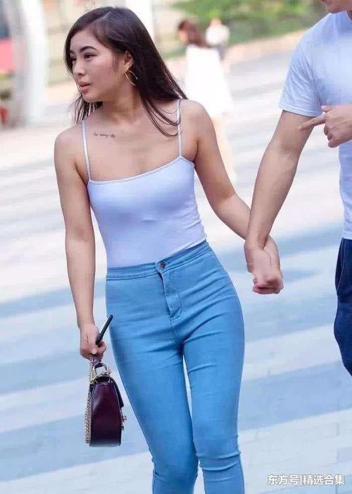 街拍：两个美女牛仔裤搭配不同的上衣，却美得不同寻常
