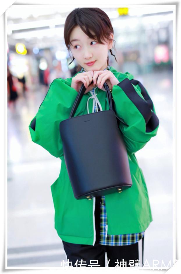 当周冬雨和赵丽颖同扎羊角辫，网友：终于见识到清纯脸的最高级别