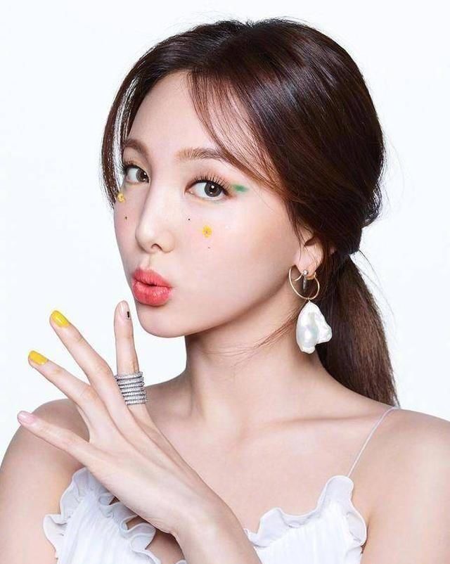  TWICE■TWICE组合画报，“九人九色”韩国彩妆魅力，显青春年华少女气息