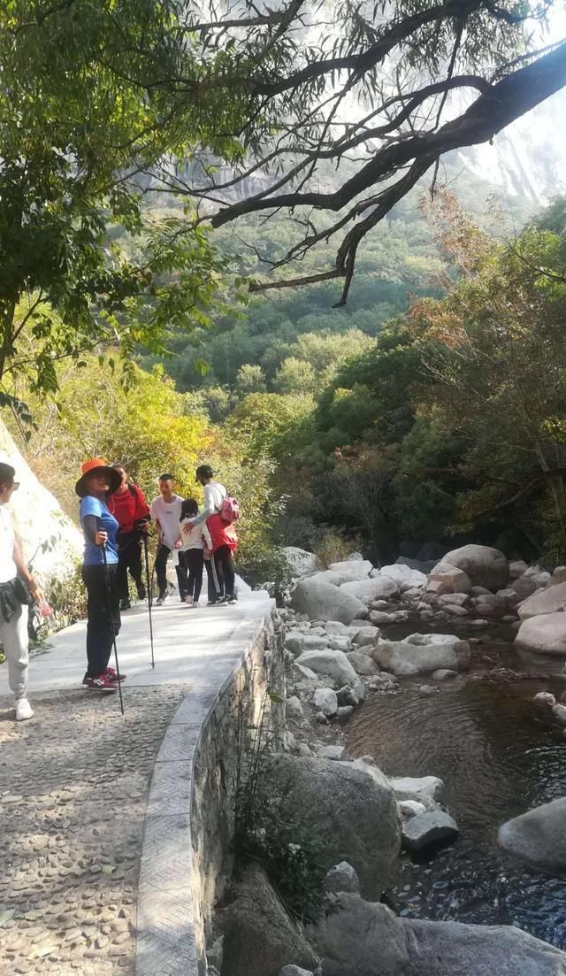 河北的小黄山，仅比泰山低一百多米，深秋是看红叶的最佳去处