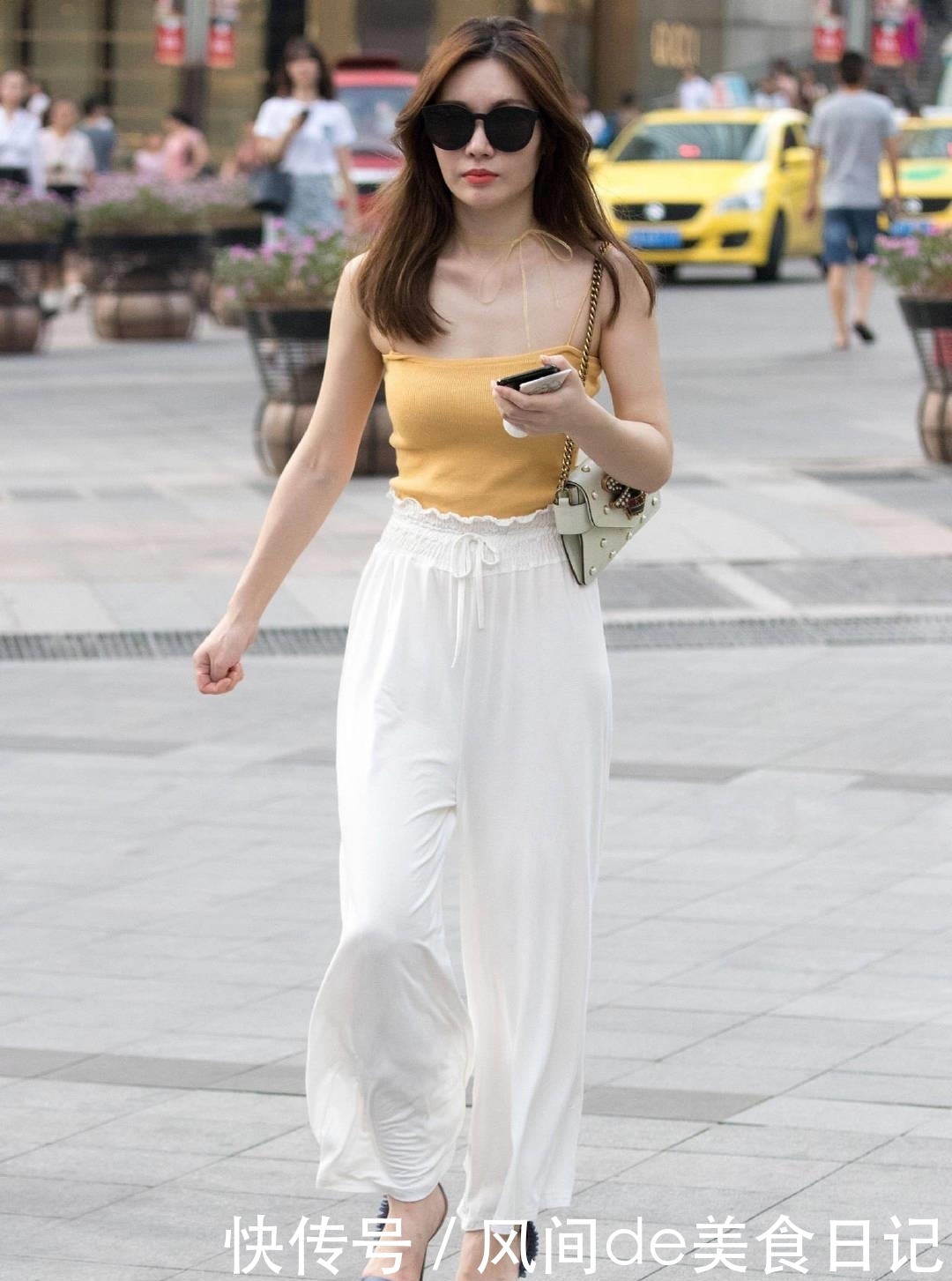  上线：街拍女神：最适合秋天穿的阔腿裤已上线，小姐姐穿上摇曳多姿