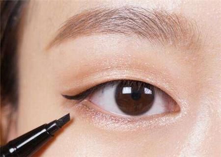 单眼皮肿眼泡有救了！这几个眼妆小技巧，让你的眼睛放大一倍
