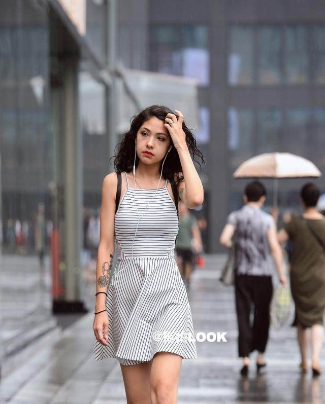 街拍 四川美女路人街拍, 吊带搭配破洞牛仔裤很清爽有女人味，这