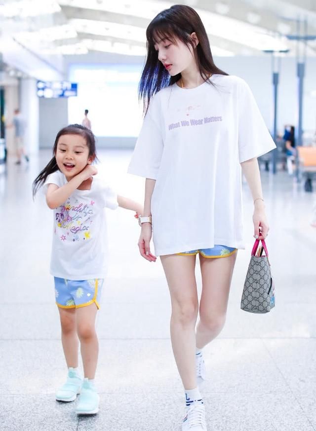 李小璐做头发了！留“初恋刘海”秒变17岁美人，衬得甜馨好普通