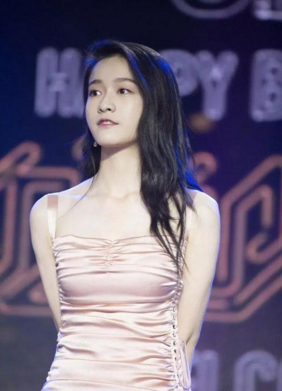 撞衫两次都输？同一条香槟裙，热巴身材好到爆，她却太瘦撑不起！