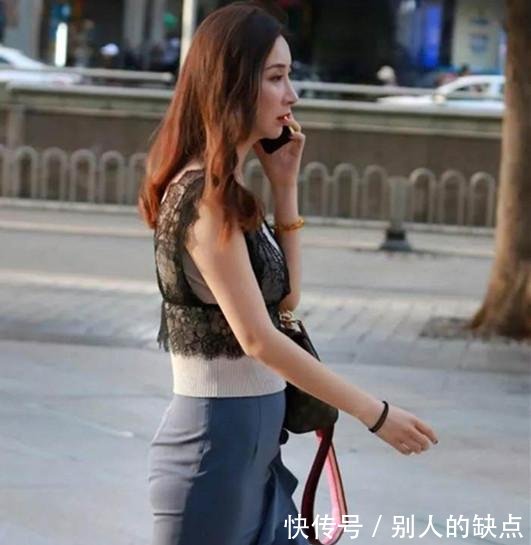 街拍 40岁小姐姐包臀裙魅力无限, 网友 这条裙子有点怪哦!