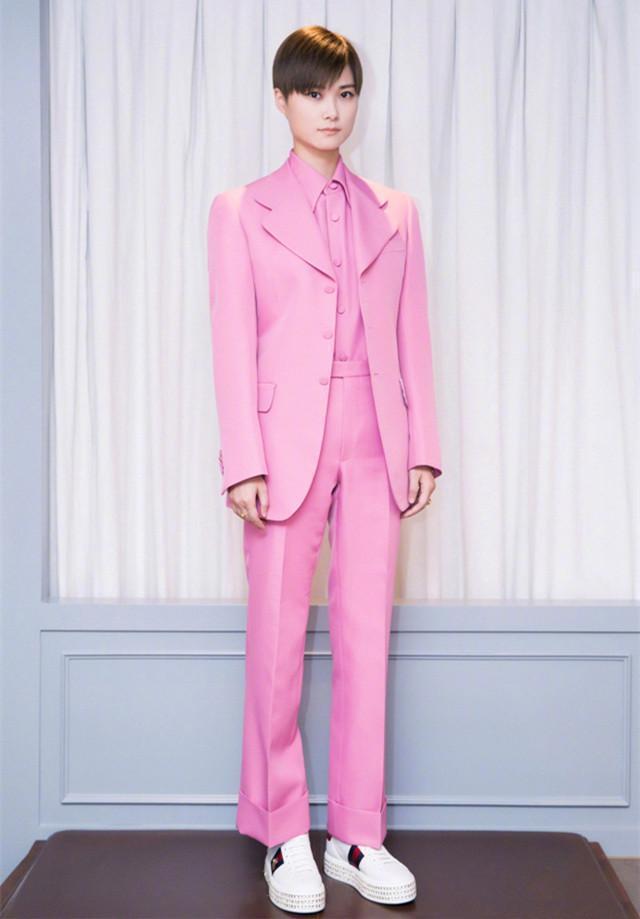 李宇春和刘诗诗同穿一身粉,网友:真少女和伪女人的差距一目了然