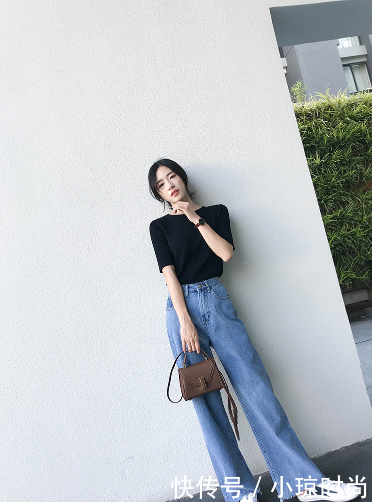 修身显瘦的紧身牛仔裤，碰撞出无与伦比的低调与沉稳