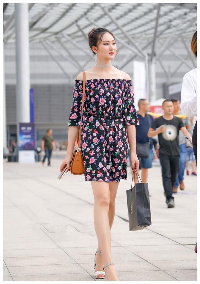 街拍：图1时尚靓丽，图2身材有料，图3小露香肩和美腿！