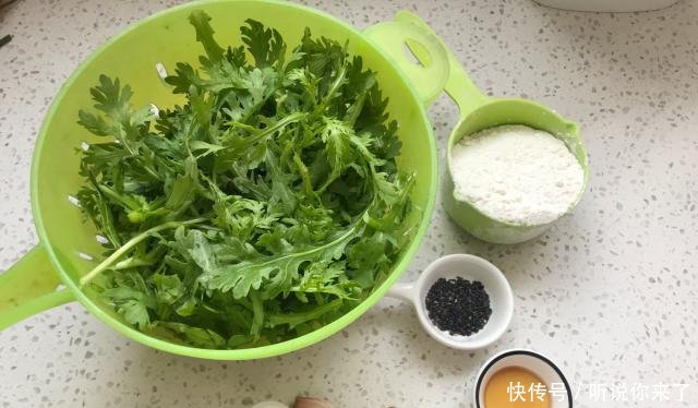 『蒸好的茼』蒸茼蒿时多做1步,根根分明,清香开胃,爽脆又好吃,1人能吃1盘!
