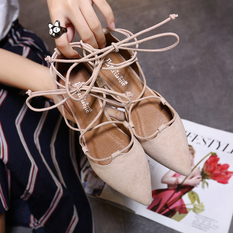 穿一双绑带鞋，细绳缠绕于足间，裸露出三寸金莲，让玉足绽放魅力