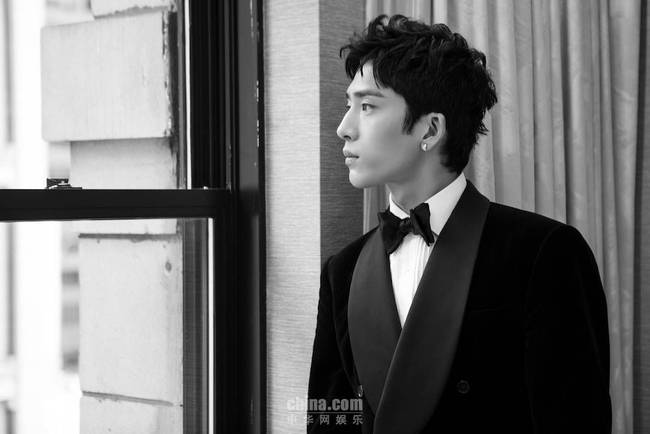 井柏然首启纽约时装周 丝绒西装演绎绅士浪漫