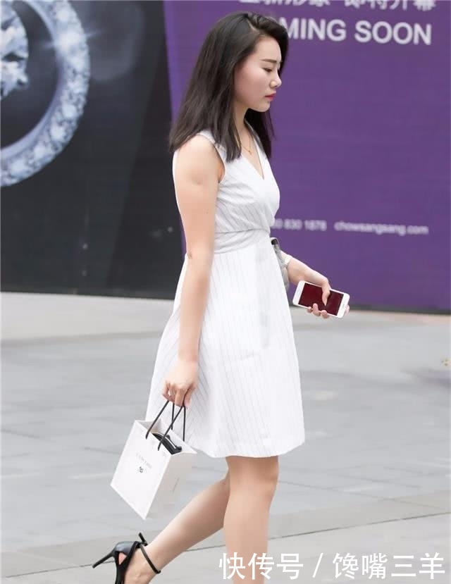  条纹@白色条纹连衣裙，配黑色凉鞋，简约大气，尽显年轻辣妈的时尚气息