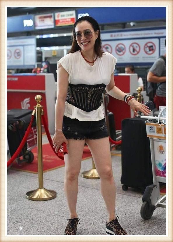 钟丽缇为秀身材，T恤外套腰封，可勒出的水桶腰真是让人不忍直视