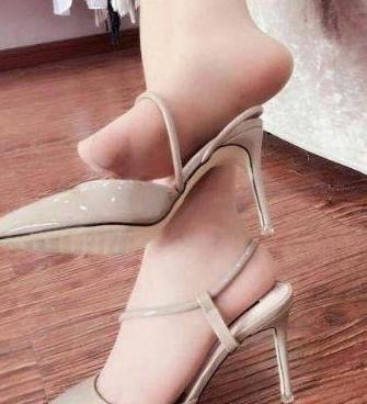 尖头细跟带着几分甜蜜的感觉, 简约设计, 尽显落落大方的气质美感