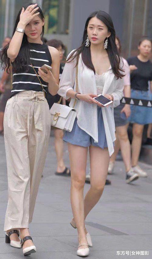 时尚街拍：白色蕾丝透视裙，这个小姐姐的穿着，很前卫！