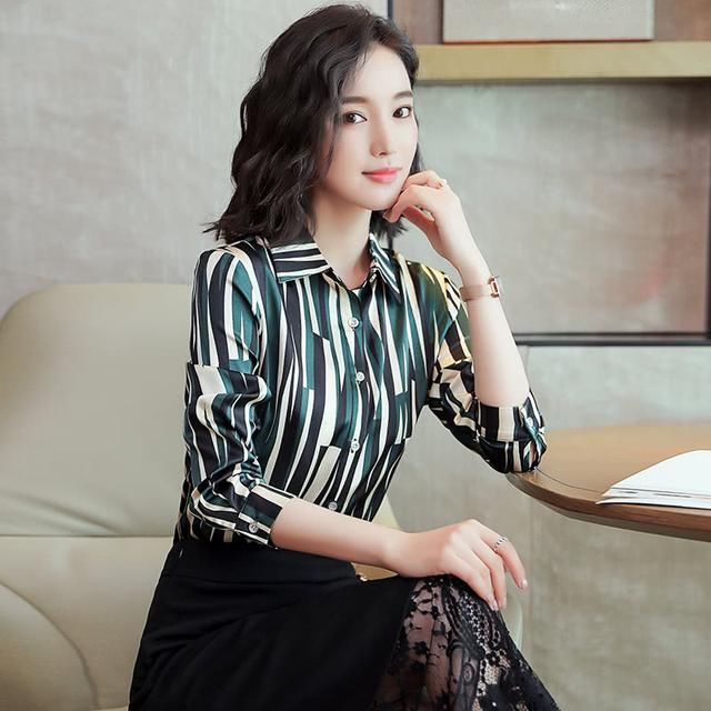 中秋聚会别穿太随意,婆婆穿这种秋衫,遮肉显瘦有气质,家人都夸