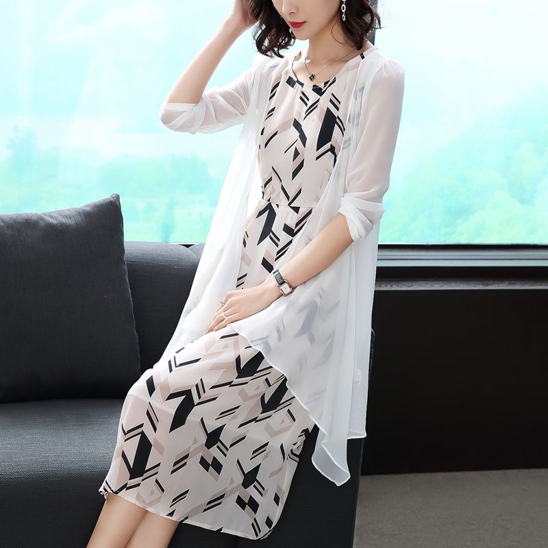 40岁女人别穿太花哨，学下面女人穿素雅裙+尖头鞋，温婉有气质