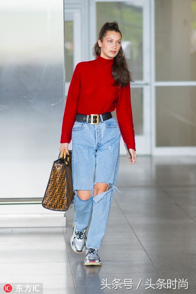 爸，我把您的牛仔裤穿出门了!她们都说很好看