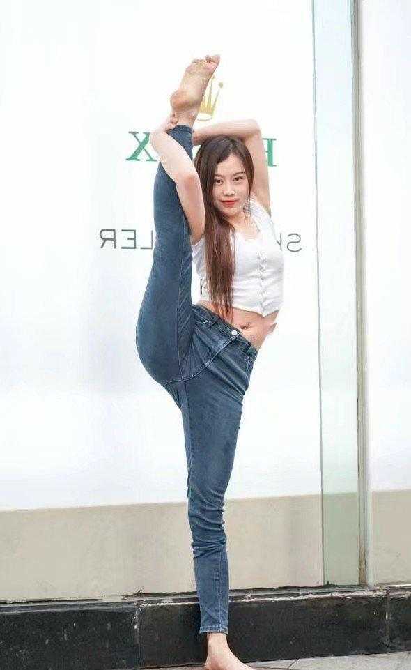 街拍: 紧身牛仔小姐姐街头练瑜伽, 玩高难度动作, 让路人都看呆了