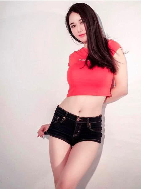 俏皮轻熟的牛仔短裤搭配,显气质更显身姿优美!