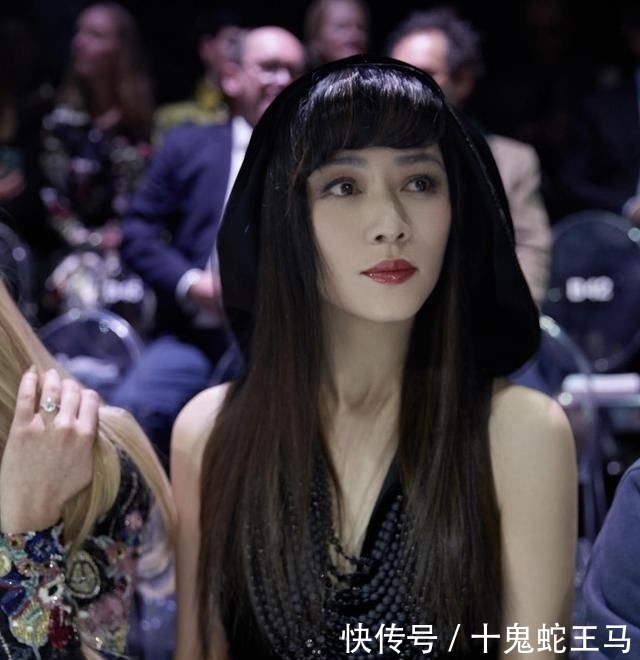 『代表』她是“高级脸”代表,身穿黑色亮闪丝绒连体裤,性感知性御姐范儿