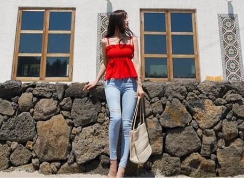 想要拥有完美的身材曲线，那就来一条时尚感十足的牛仔裤！