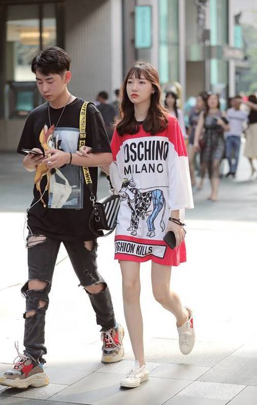 街拍，可爱小姐姐穿着清凉又性感，颜值出众，成为人群中的焦点！