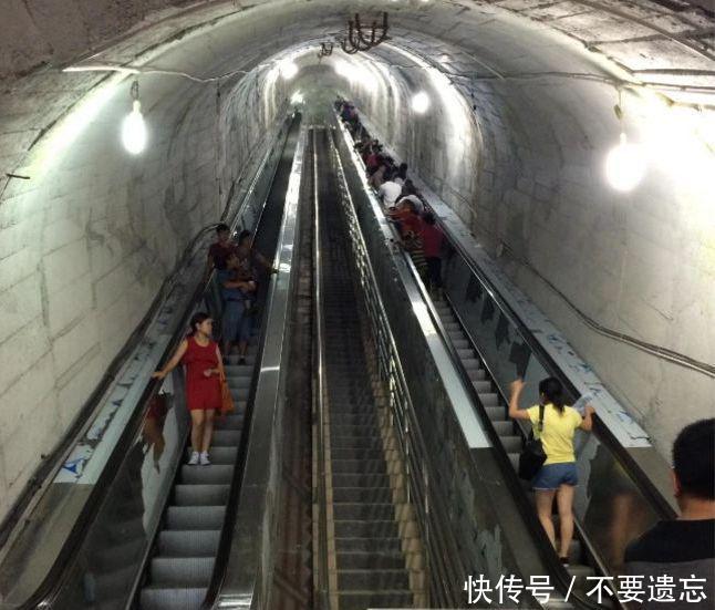  坡地@全中国最长的坡地大扶梯在重庆，票价只需两元，恐高症患者