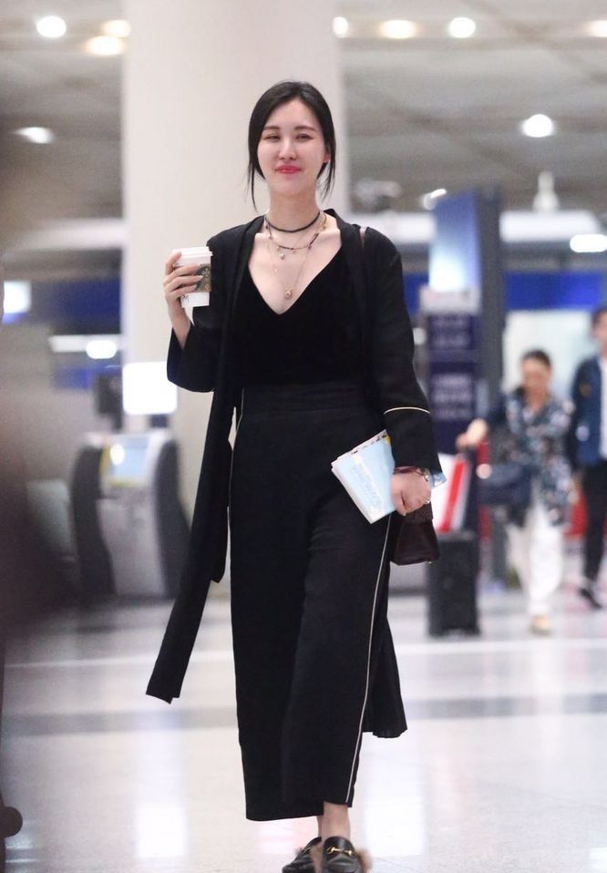 田朴珺，一身全黑装扮，简单的项链搭配相得益彰!