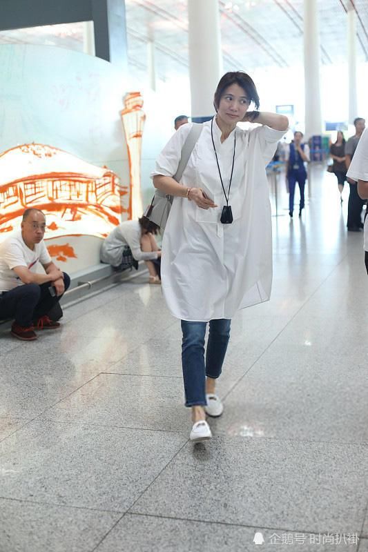 袁咏仪戴46万块的表却素颜出镜似路人，网友：土豪都这么低调？