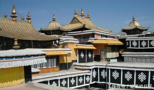 去西藏旅游,看到穷游女在布达拉宫前倒了一瓶水,是怎么回事