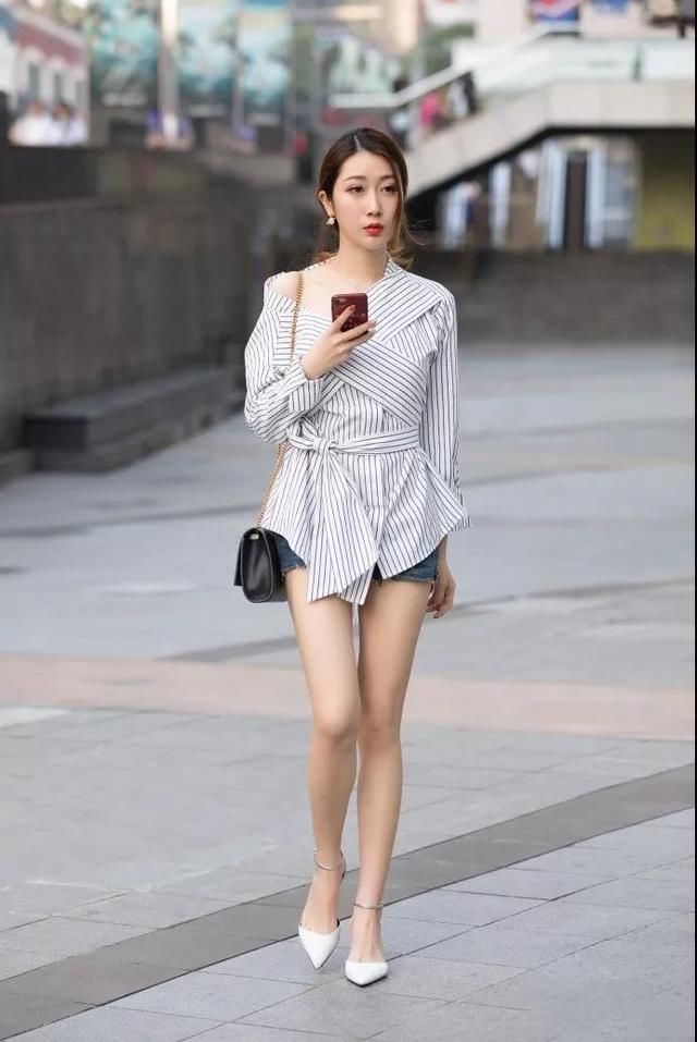 路人街拍:一身黑的打扮有多美?看看她们就知道了