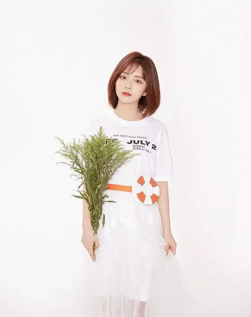 谭松韵薄纱裙现身,看似简单,后背大有玄机!