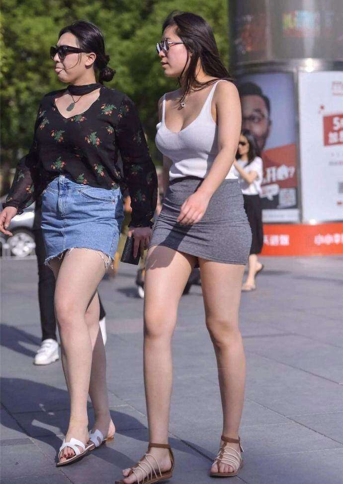 街拍: 丰满辣妈穿紧身包臀裙, 凹凸有致很好看