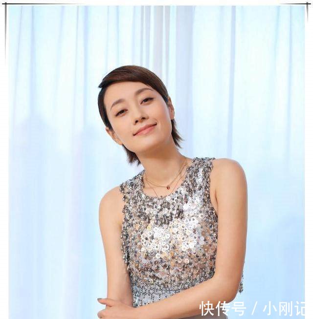 看了马伊琍的礼服裙，再看看姚笛，真的想对文章说一句好福气！