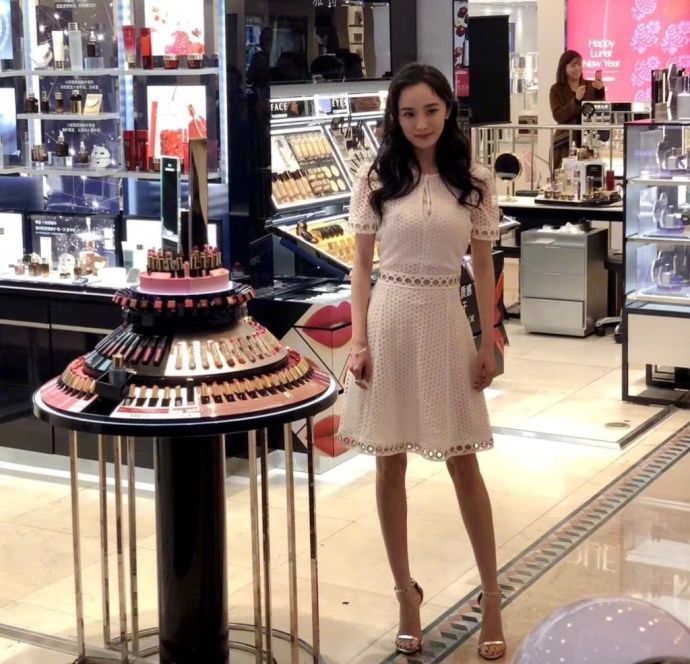 杨幂路人照,白色收腰连衣裙,小蛮腰,笔直的腿让人羡慕啊