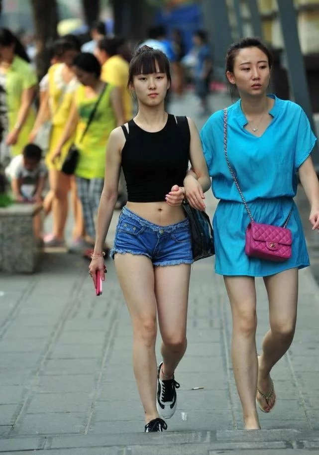 街拍：图2紧身裙小姐姐，图3露脐装小LOLI，图6超大号热裤女神！