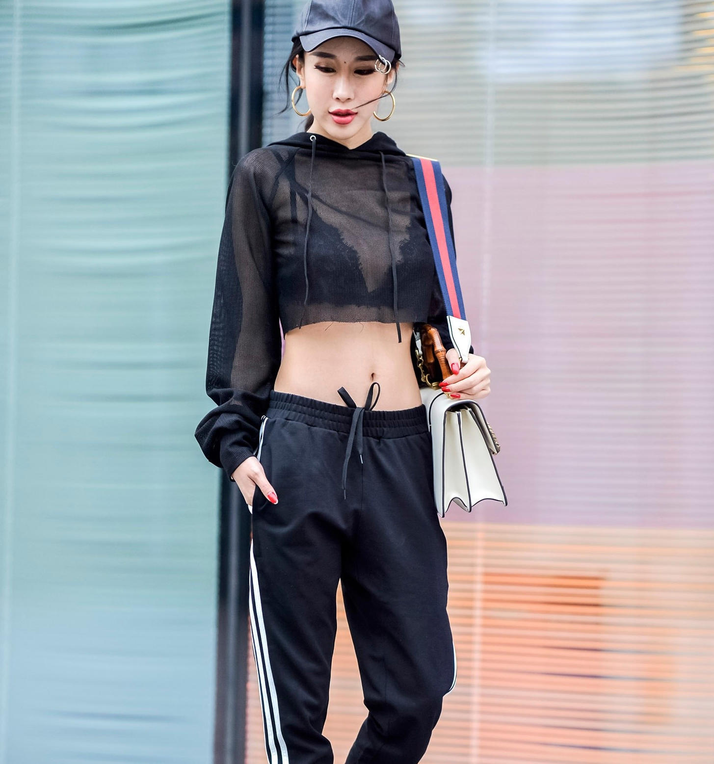 气质小姐姐真空上阵，蕾丝文胸秀出曼妙身姿，性感小蛮腰吸睛无数