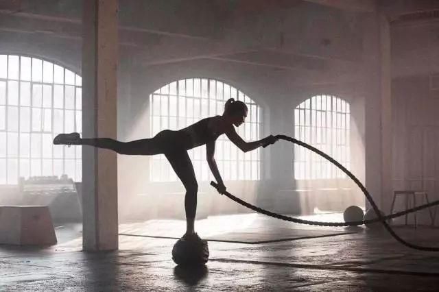 别只羡慕超模的风光无限，你根本不知道她们为了变美会受多少罪!