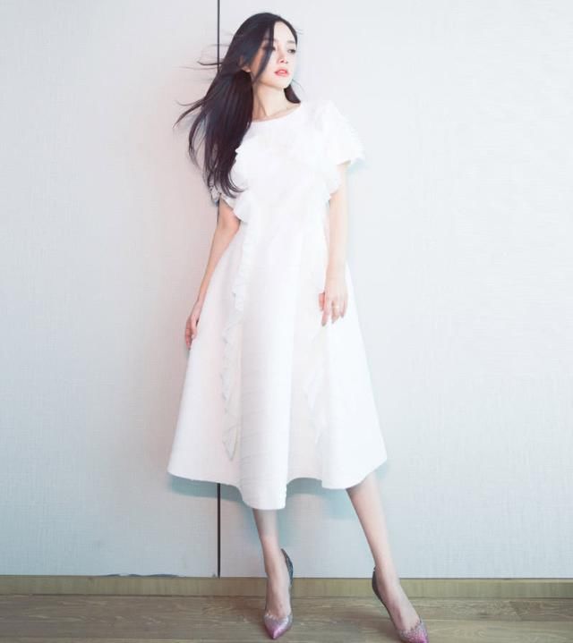 马苏撞上李小璐同穿白裙,差距不是一般的大,难怪是”塑料闺蜜“