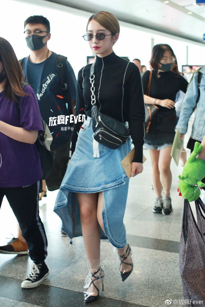 孟美岐现身机场，万元的高跟鞋上套塑料袋，网友：这么穿脚不热吗