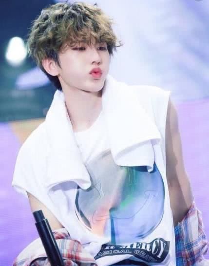 《那年春天》中蔡徐坤一句歌词,8字短句,竟成