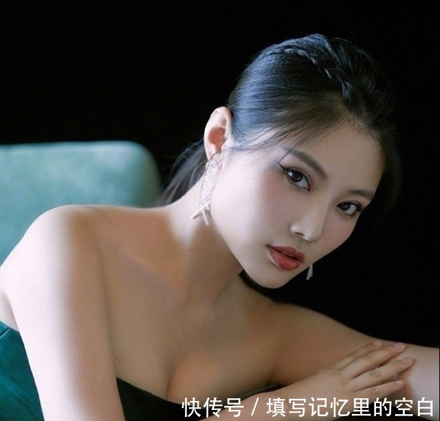  「扮演」徐冬冬庆祝获奖，在舞台上身穿华丽美妆，太惊艳了