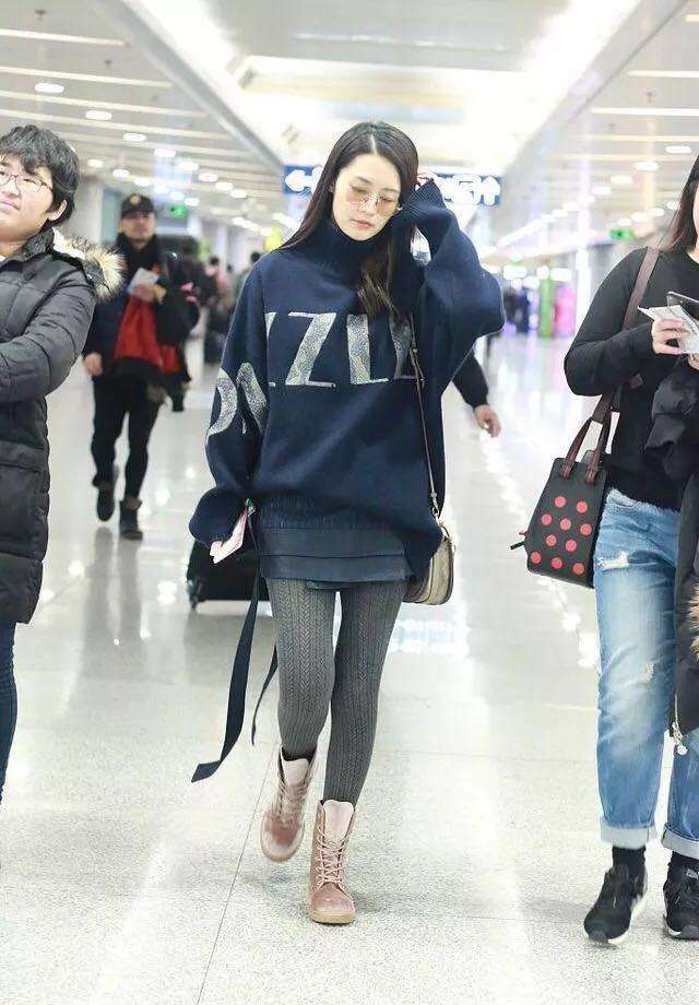 27岁李沁现身机场, 网友: 这么丑的打底裤也只有你能hold住了!