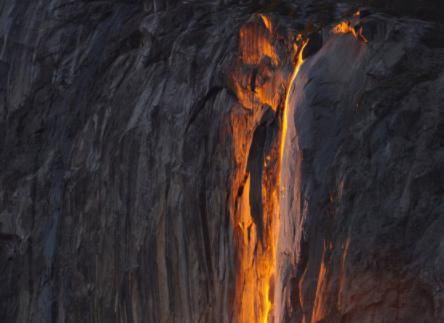 世界上最“罕见”的瀑布，犹如火山爆发岩浆飞溅，一年只出现10天