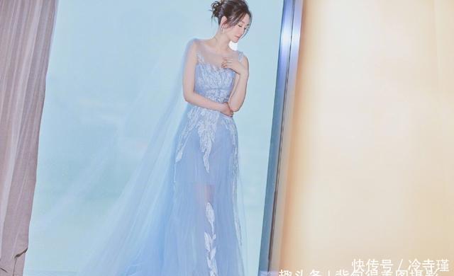  #清秀#路人街拍，小姐姐格外的清秀，穿彩色条纹连衣裙，清新唯美