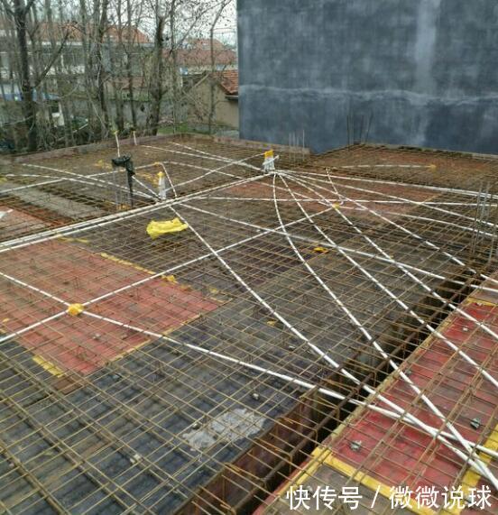 地基抬高1.2米惹不满，砸60万建三层，完工后邻居们无话可说